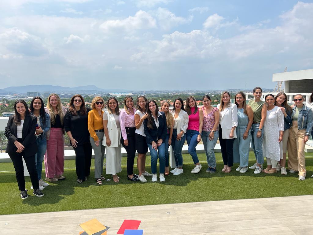 Grupo de mujeres líderes en sesión de coaching
