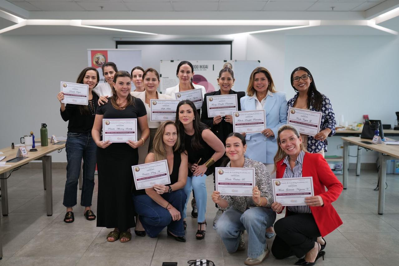 Andrea Giler con grupo de participantes